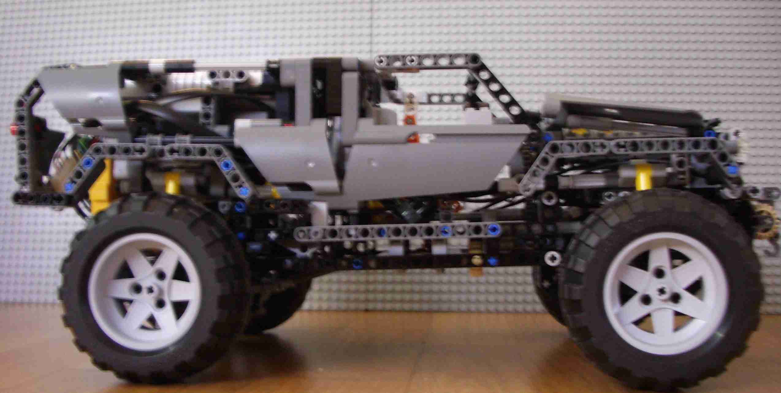 Extreme Offroader con LEGO Mindstorm NXT y 8 Leds